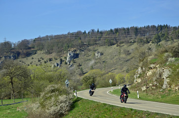 Obraz premium Motorradfahrer im Altmühltal