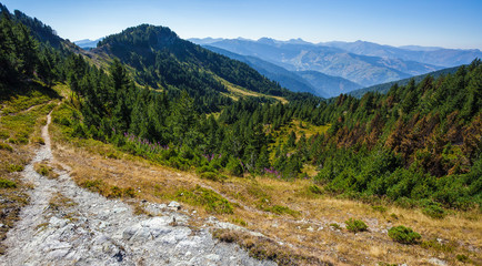 Fototapeta na wymiar Narrow trail in the mountains 