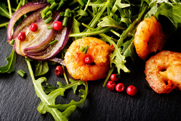 shrimps mit orange und salat