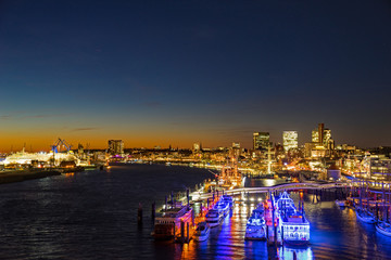 Obraz premium hamburger Hafen bei Nacht