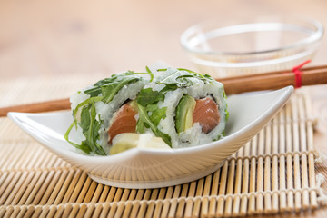 Zwei California Rucola Lachs Avocado Inside Out Sushi mit Sojasoße, Ingwer und Wasabi
