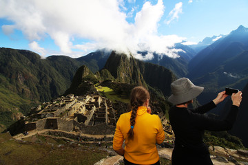 Naklejka premium Peru Machu Pichu Travel Tourists Mother Daughter Mountain Panorama Advertisement commercial Work and Holiday