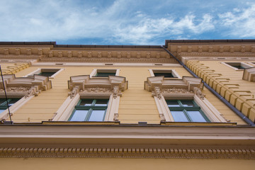 Schöner, gepflegter Altbau und blauer Himmel im Sommer in Budapest, Ungarn, Europa