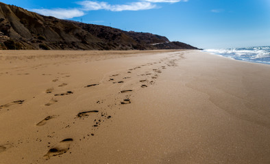 Empreintes de pas sur une plage déserte