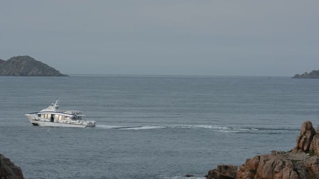 Une vedette des sept &icirc;les de Perros-Guirec retourne au port de Ploumanach en Bretagne