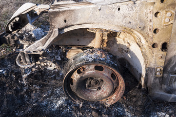 Voitures incendiées en campagne