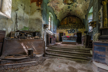 verlassene kirche ansicht altar