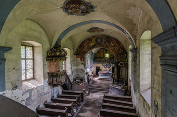 Fototapeta na wymiar blick von chorempore in verlassener kirche