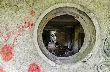 rundes fenster in einem freibad