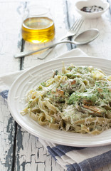 Pasta with mussels and spinach sauce