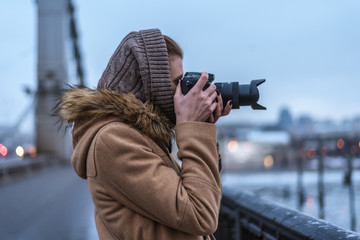 Obraz premium Young woman photographed hipster city with bridge
