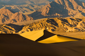 Fototapeta na wymiar Dawn on Mesquite Dunes in Death Valley