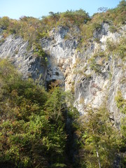 風光明媚な猊鼻渓/川の両側にそそり立つ絶壁(岩手県)