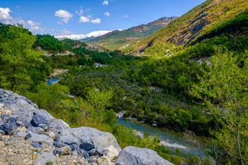 Vue sur les montagnes et le Verdon rivière en été. Provence, France.