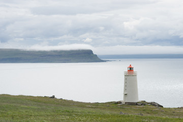 Fototapeta na wymiar Küsten-Landschaft Vatnsnes - Halbinsel mit Leuchtturm / Nord-Island