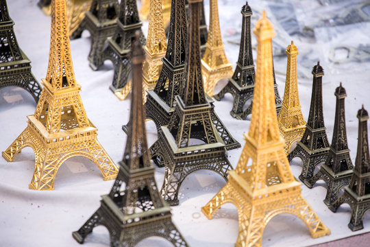 Eiffelturm als Souvenir in Paris
