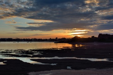 Naklejka premium Coucher du soleil sur la baie du Mont-Saint-Michel vu depuis la plage de Saint-Benoît-des-Ondes