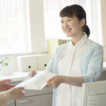 患者に薬を渡す女性職員
