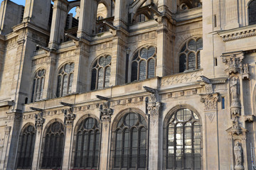 Fototapeta na wymiar Fenêtres et contreforts de l'église Saint-Eustache à Paris, France