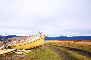 Fototapeta na wymiar Boat abandoned ashore.