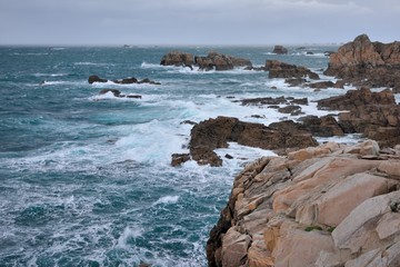 Fototapeta na wymiar Paysage de mer dans la tempête en Bretagne à Plougrescant