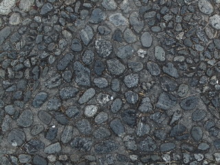 piedras insertadas en concreto