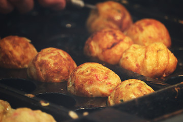 縁日屋台のできたてのたこ焼き