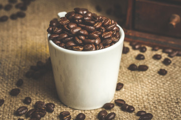 Kaffeebohnen in Tasse