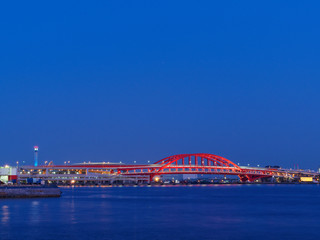 Obraz premium 新港第一突堤から見る夕暮れの神戸大橋