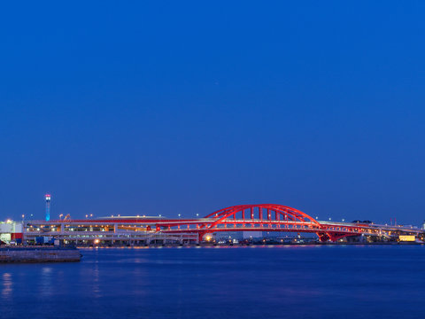 新港第一突堤から見る夕暮れの神戸大橋