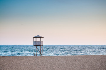Wieża Baywatch, na pustej plaży - 188899327