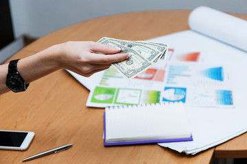 Businesswoman pay by cash.
