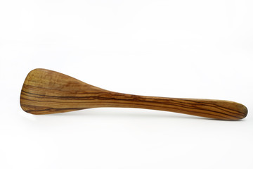 Pfannenwender, Kochlöffel aus Olivenbaumholz isoliert auf weiß