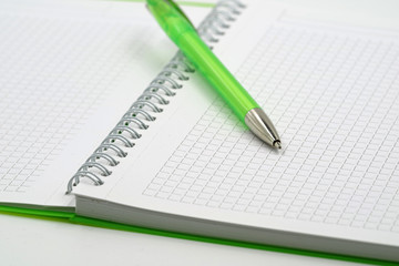 Grüner Notizblock mit grünen Kugelschreiber 