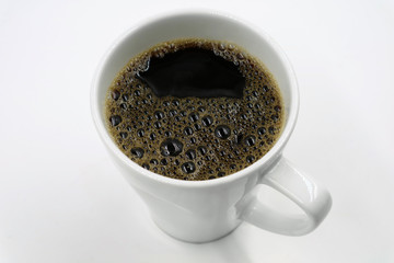 Kaffeetasse draufsicht mit Bläschen isoliert auf weiß