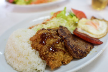 沖縄の具志頭ドライブインのランチ