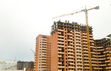 Fototapeta na wymiar Construction of a multi-storey building in the city
