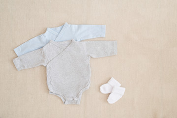 kleine Babysachen - Body und weiße Strümpfe - Studioaufnahme von oben
auf wollenem Hintergrund
Hintergrund mit Freiraum für Text und Bild