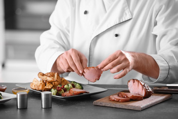 Obraz na płótnie Canvas Chef serving delicious honey baked ham on plate