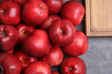 Fototapeta na wymiar Fresh ripe red apples and wooden board on table