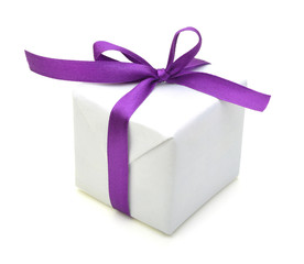 Obraz premium White gift box with purple ribbon and bow, isolated on white background