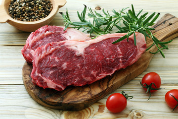 carne cruda di manzo su tagliere di legno sfondo cibo