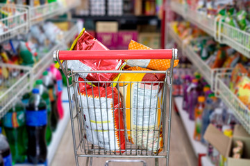 Snack packs in shopping cart at store © Mumemories