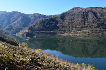 Fototapeta na wymiar 寒河江ダム ／ 山形県西川町にある、県内最大のダムです。ダムによって形成された人造湖は、月山より名を取って月山湖（がっさんこ）と命名され、財団法人ダム水源地環境整備センターが選定する、ダム湖百選に選ばれています。