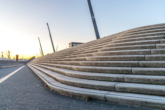 Treppenstufen im Sonnenuntergang am Hafen in Hamburg