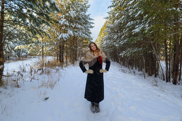 Девушка в зимнем лесу в очень холодную погоду. © tihonkalinin