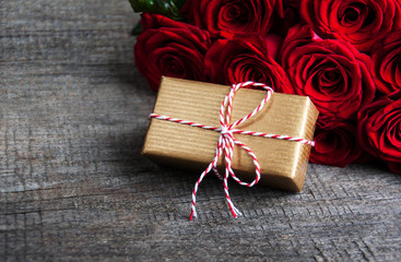 Fototapeta premium Red roses and gift box