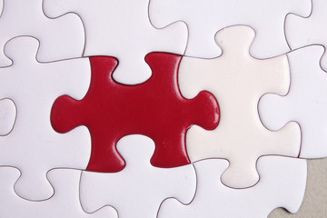Obraz premium Red puzzle on white background. Copy space