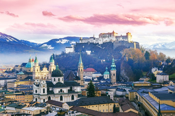 Naklejka premium Salzburg, Austria. Krajobraz zachód słońca w zimie z góry. Widok na zabytkowe miasto Salzburg z katedrą w Salzburgu i słynnym Festung Hohensalzburg w okresie Bożego Narodzenia zimą, Salzburger Land.