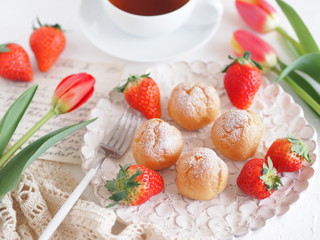 かわいいイチゴシュークリーム